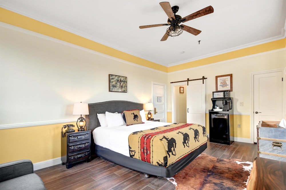 Suite, 1 King Bed, Refrigerator & Microwave, Park View photo 3