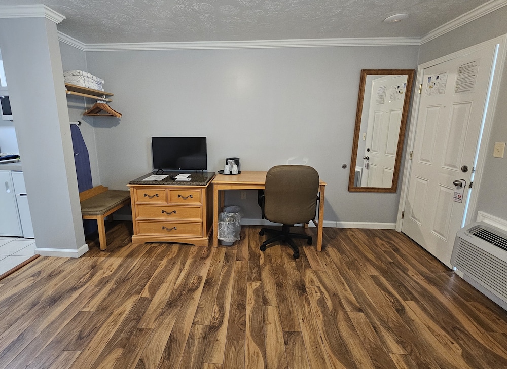 2 Double Beds with Kitchenette, Poolside photo 2