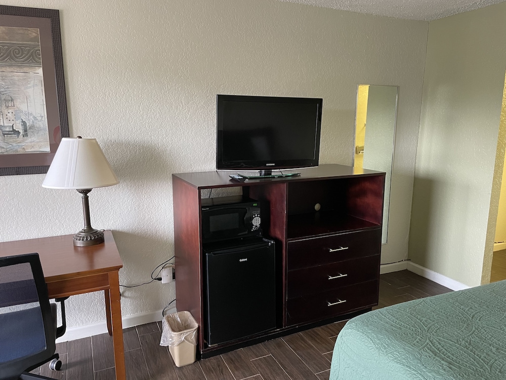Newly remodeled rooms, 2 Queen Beds, Non-smoking, Not Pet Friendly - Photo 4