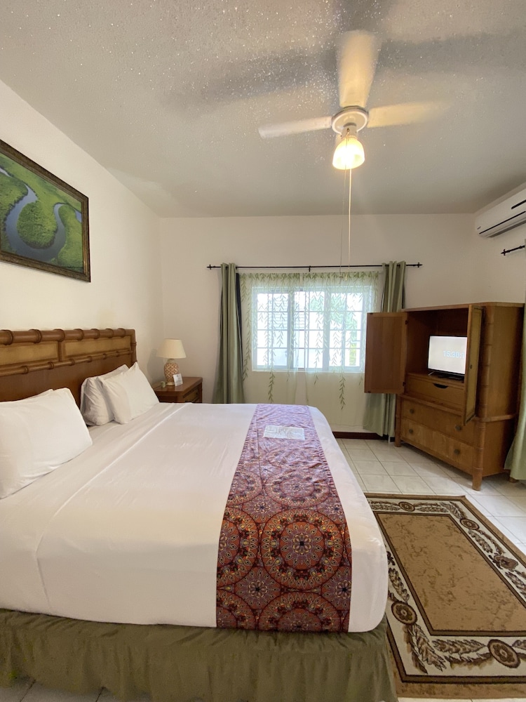 Superior Double Room, 1 King Bed, Pool View, Ground Floor