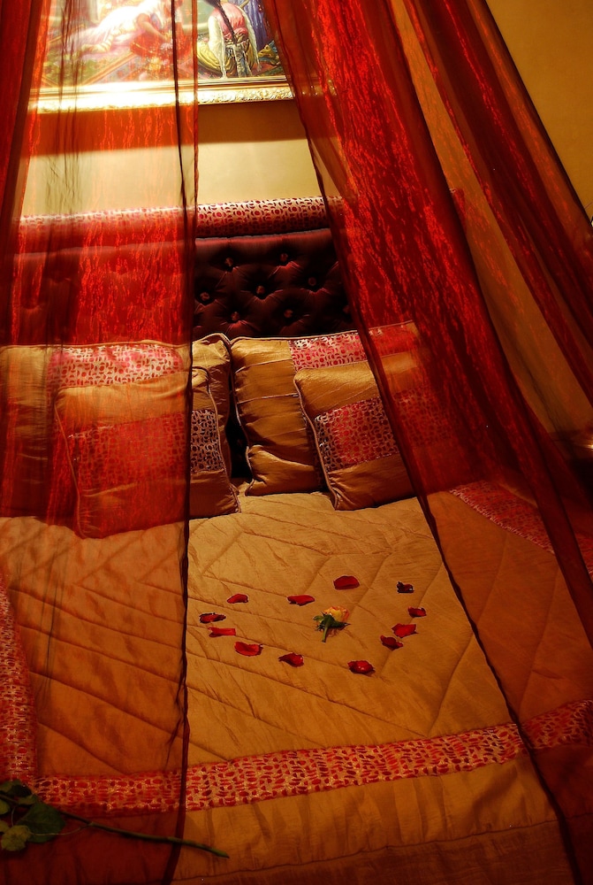 Honeymoon Suite - Photo 7