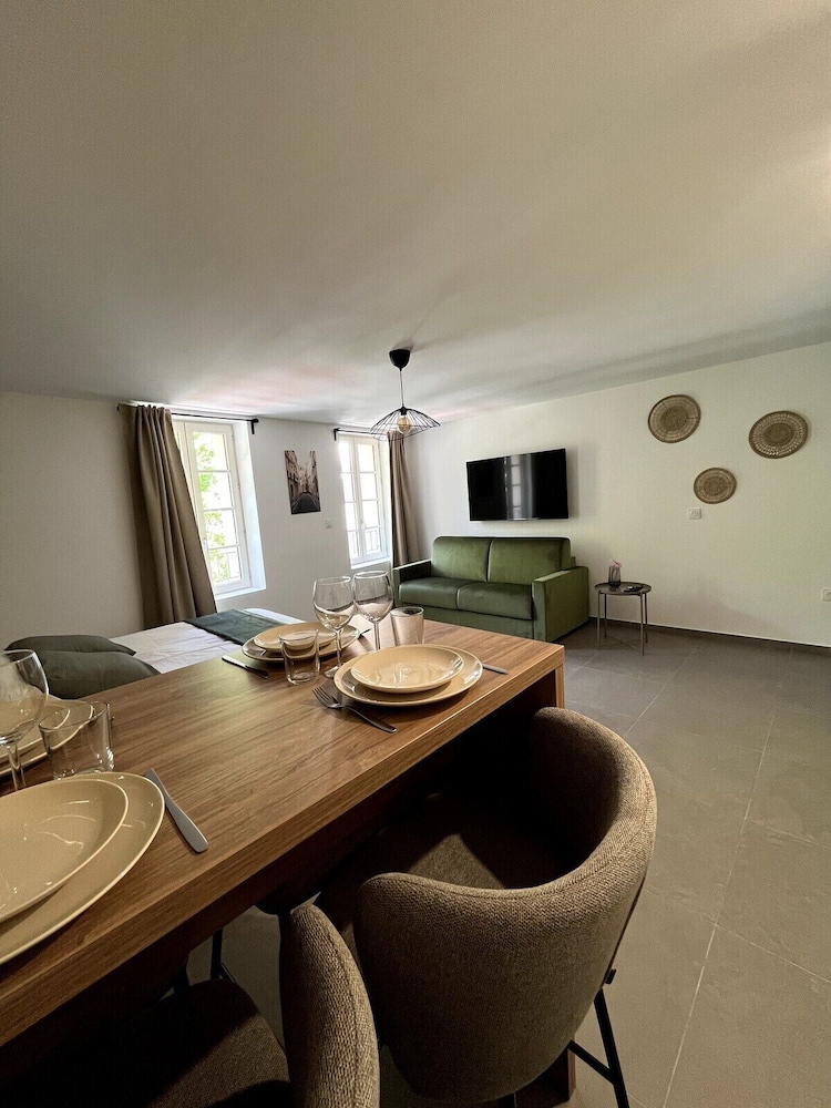 Premier Apartment (Studio 202) photo 3