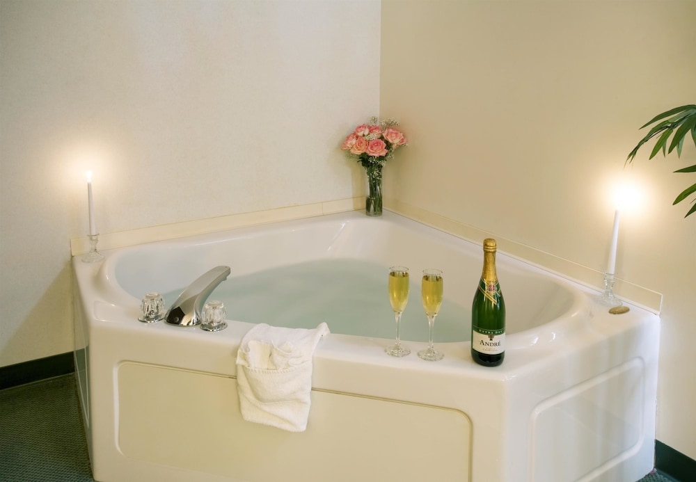 Suite, 1 King Bed, Non Smoking, Bathtub photo 2