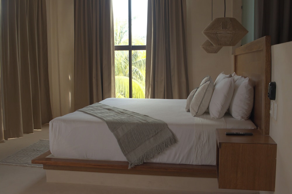 Deluxe Room, 1 King Bed, Garden View photo 2
