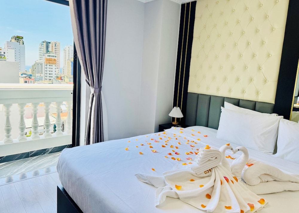 Deluxe Studio, 1 King Bed, Balcony, City View