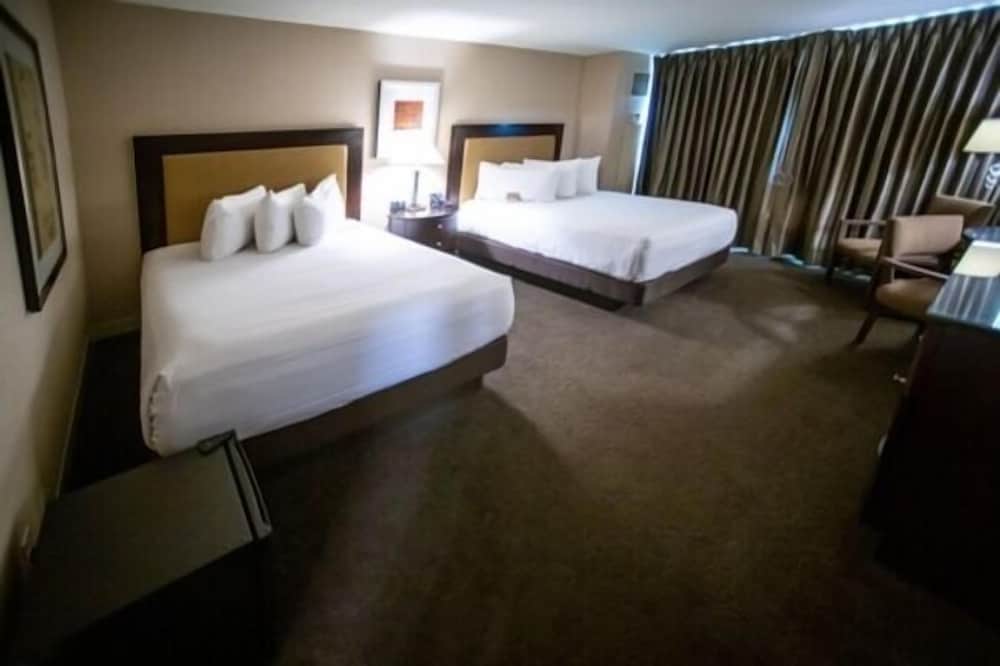 Deluxe Room, 2 Queen Beds, Smoking - Photo 4