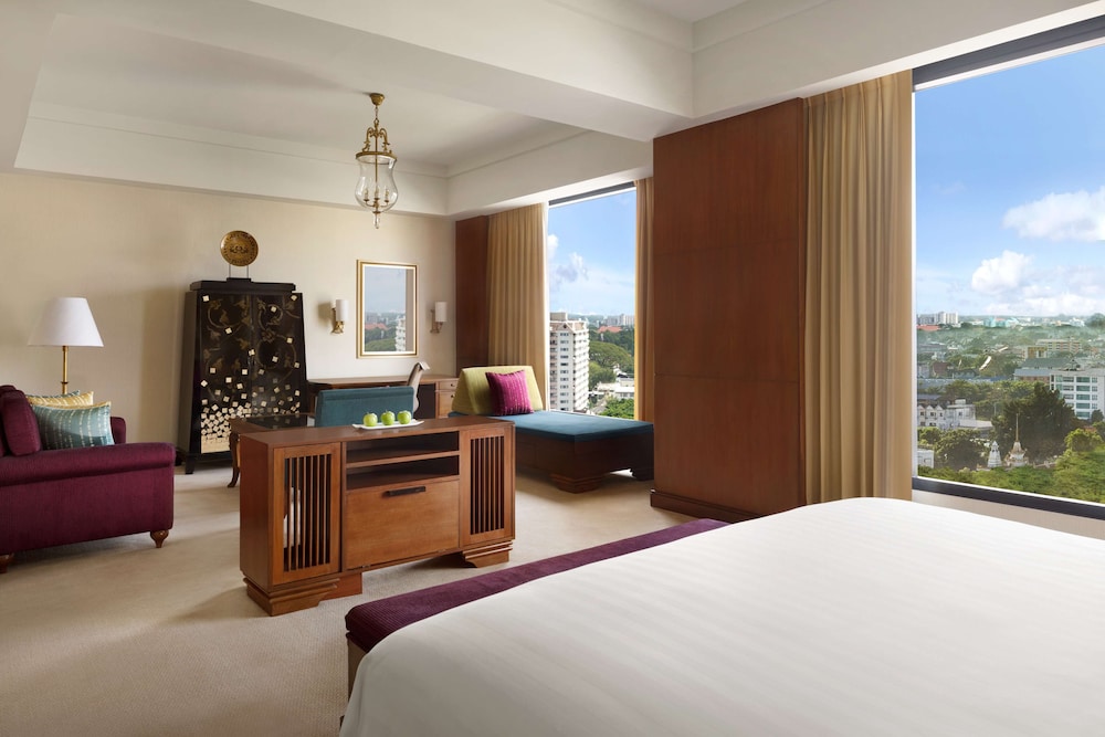Premier Room, 1 King Bed - Photo 3