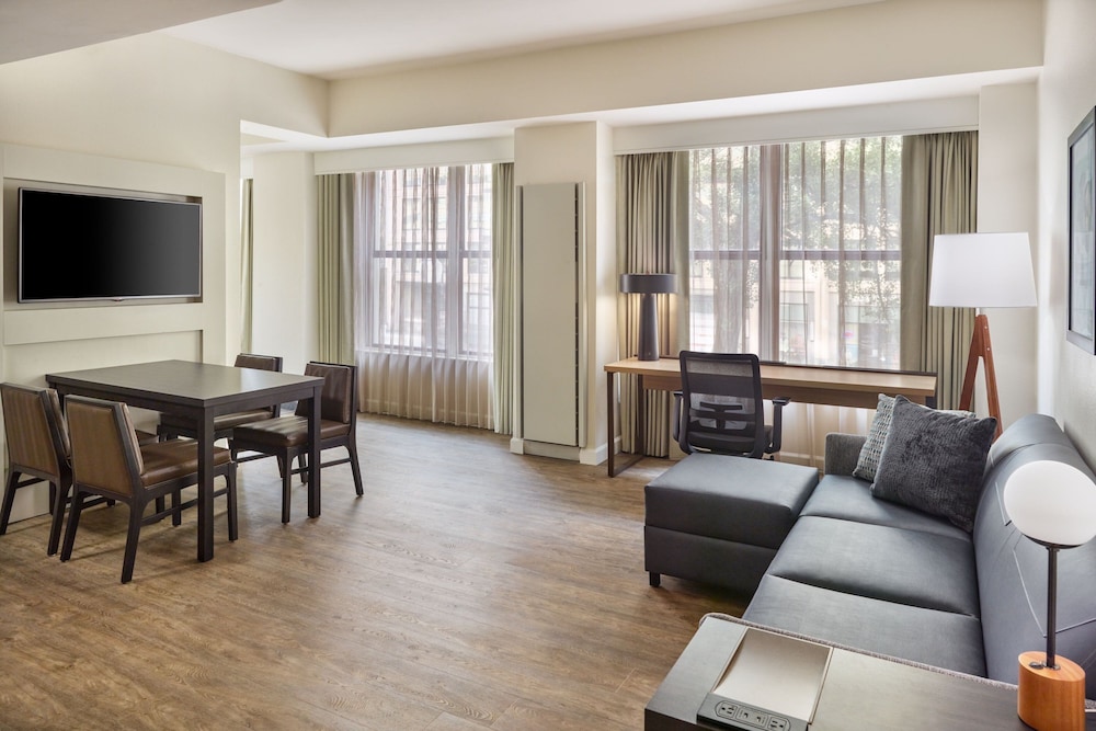 Executive Suite, 1 King Bed, Balcony - Photo 6