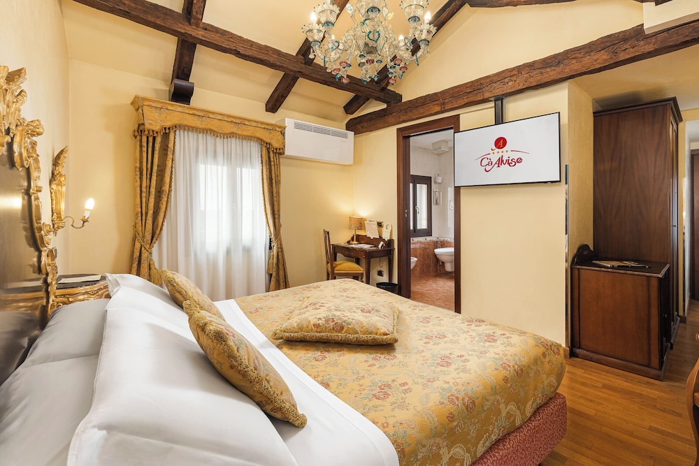 Deluxe Double Room, Canal View thumbnail 5
