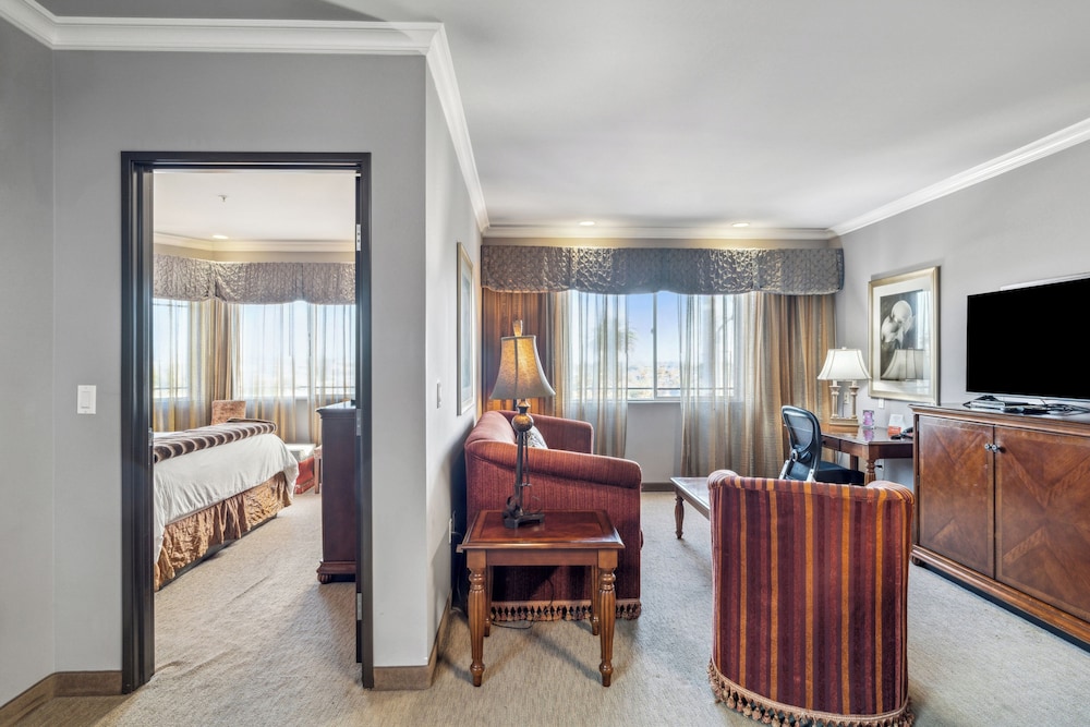 King Suite with Living Room - Photo 4