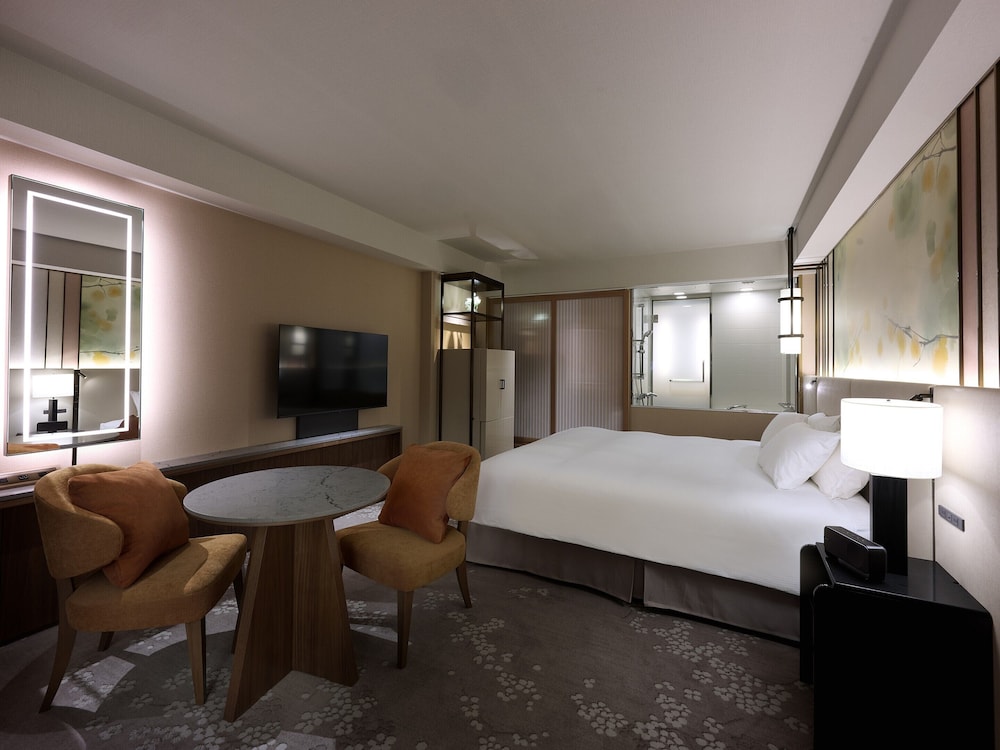 Executive Deluxe King with View Bath and Skytree Side with 1Extra Bed (3 adults), Non Smoking