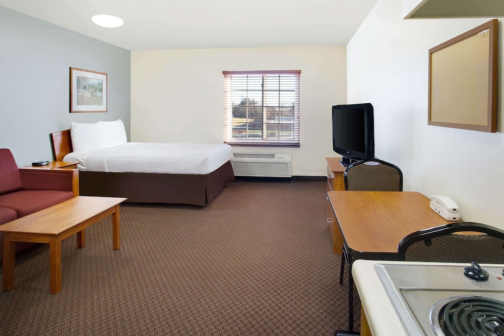 Room, 1 Queen Bed with Sofa bed, Accessible, Smoking photo 3