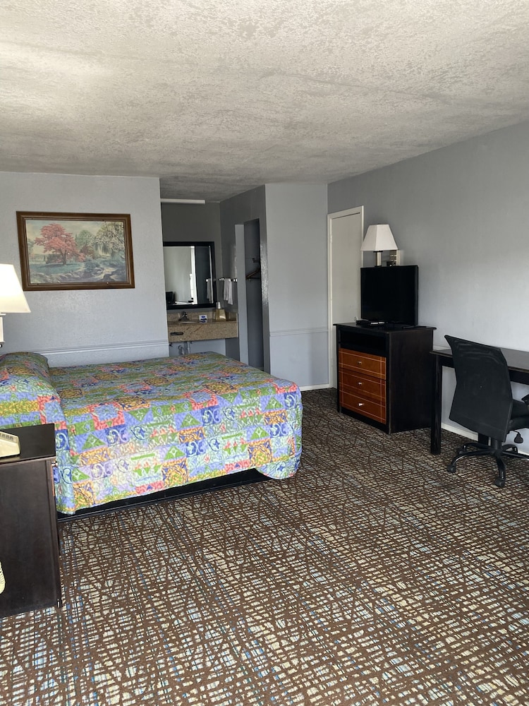 Standard Room, 1 King Bed photo 2