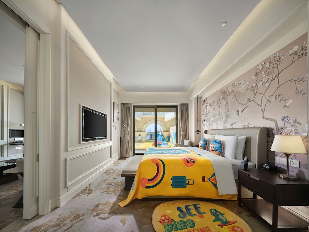 Premium Suite, 1 King Bed - Photo 2