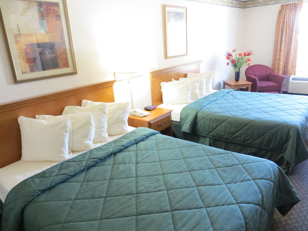 Standard Room, 2 Queen Beds, Non Smoking - Photo 1