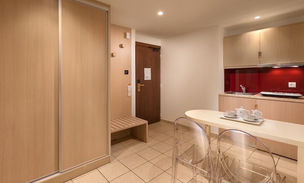 City Studio, 2 Twin Beds, City View - Photo 5