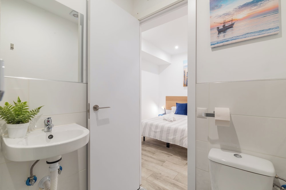 Basic Double Room, 1 Double Bed - Photo 25