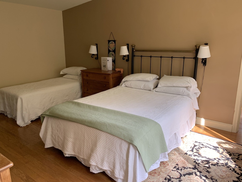 Traditional Room (Pineridge) - Pet Friendly