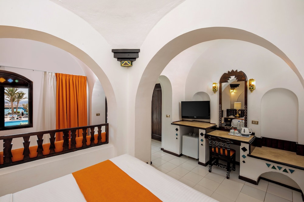 Standard Room, Pool View - Photo 4