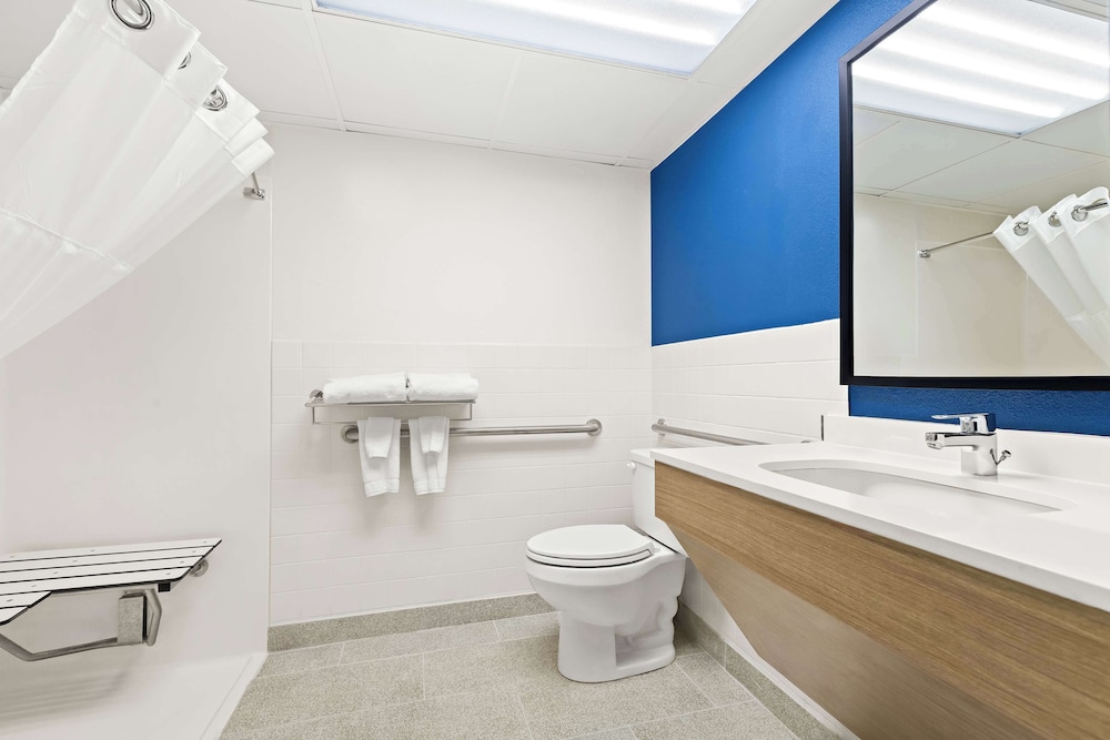Room, 1 King Bed, Roll-in Shower - Photo 6