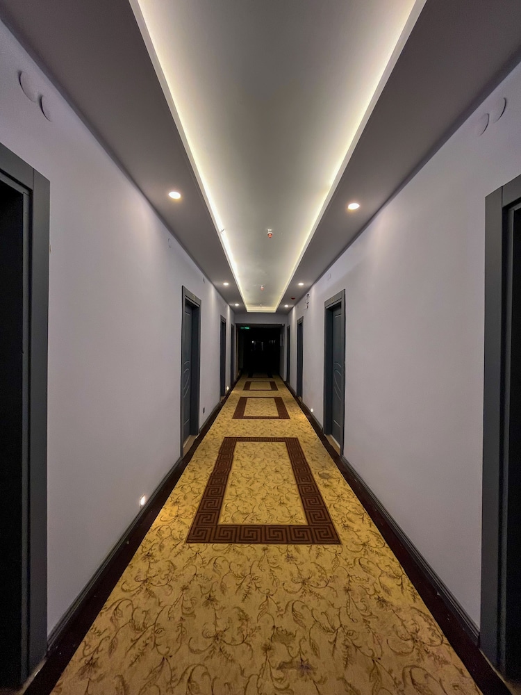 Comfort Room, Multiple Beds, City View - Photo 3