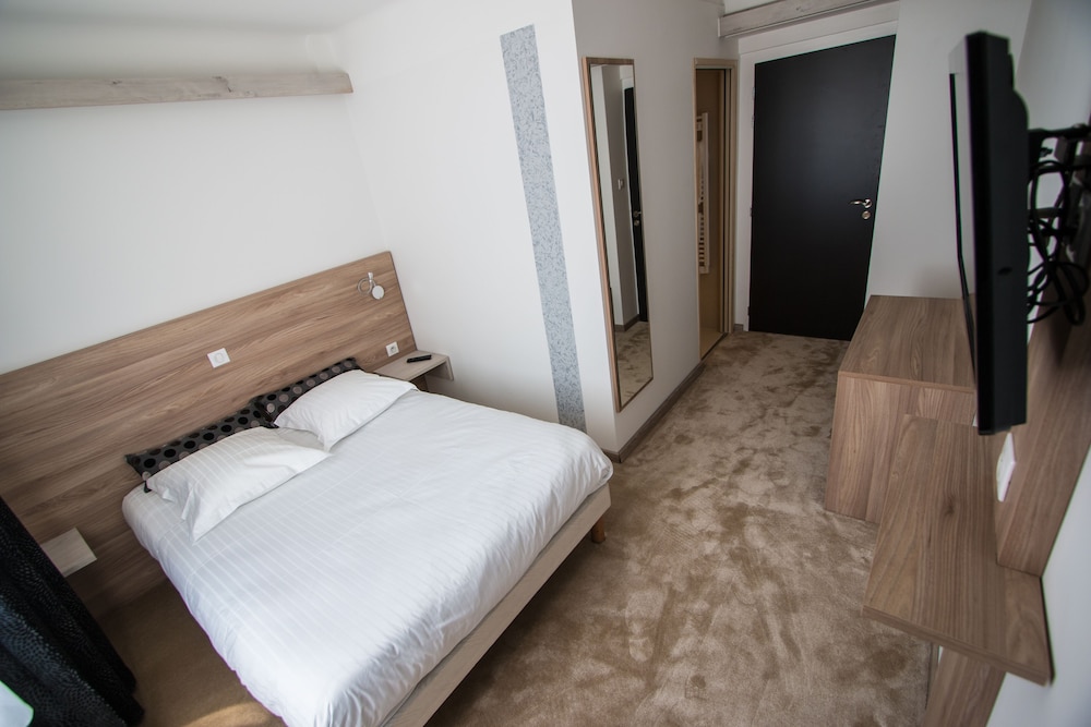 Business Double Room, 1 Double Bed, Non Smoking - Photo 3