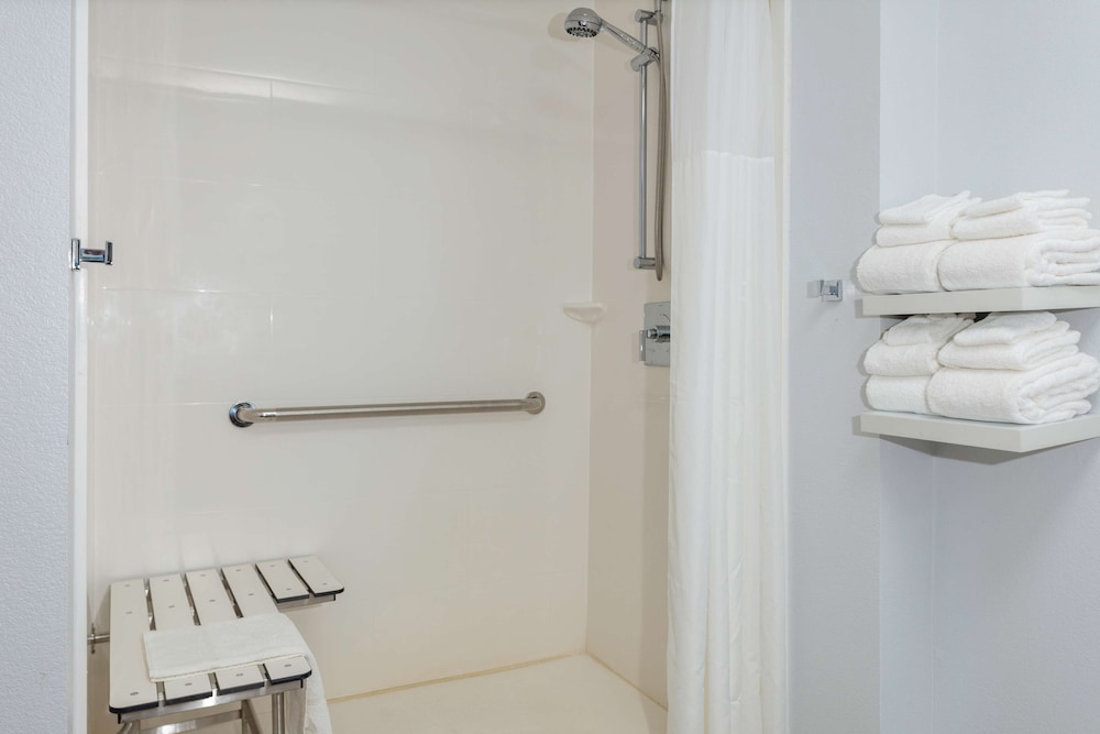 Suite, 1 King Bed, Accessible (Roll-In Shower) - Photo 3