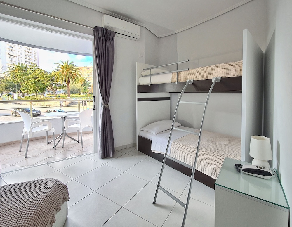 Family Quadruple Room, 1 Bedroom, Balcony, Park View photo 3