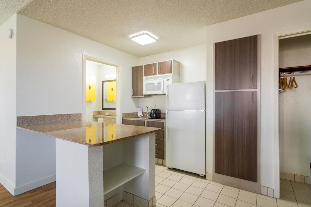Deluxe Suite, 1 King Bed, Non Smoking, Kitchenette - Photo 11