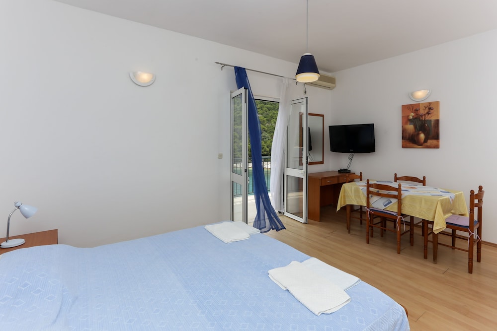 Studio (Comfort Studio with Balcony and Sea V)