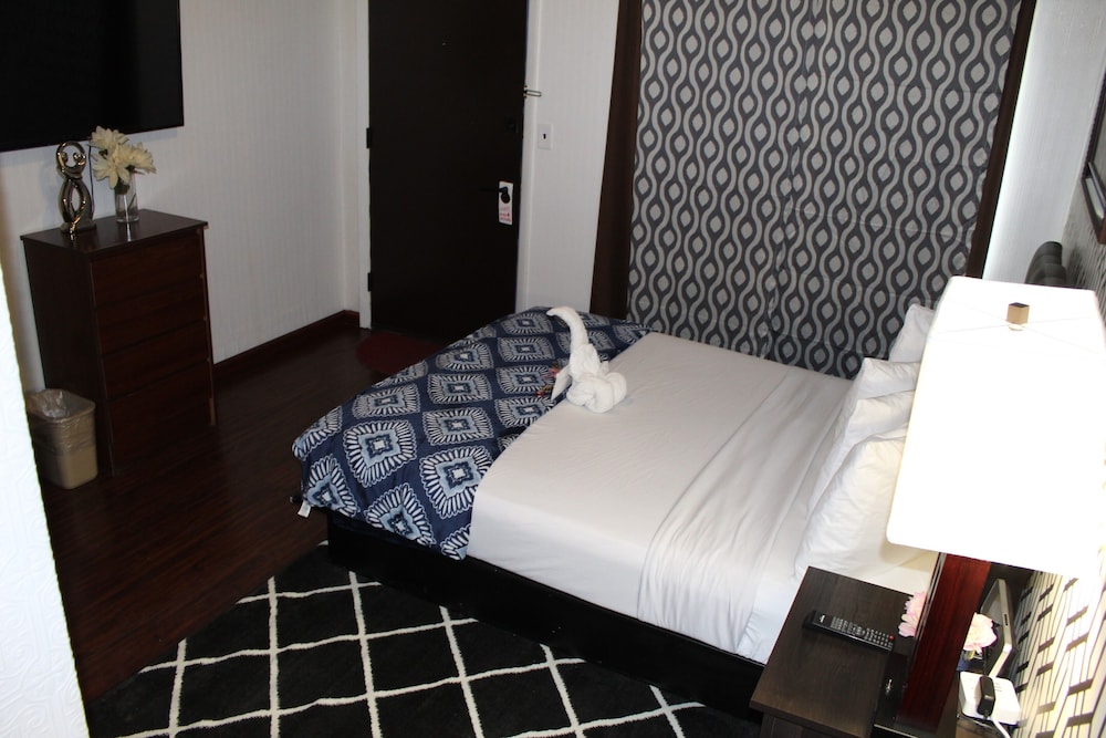 Basic Single Room, 1 Queen Bed photo 3