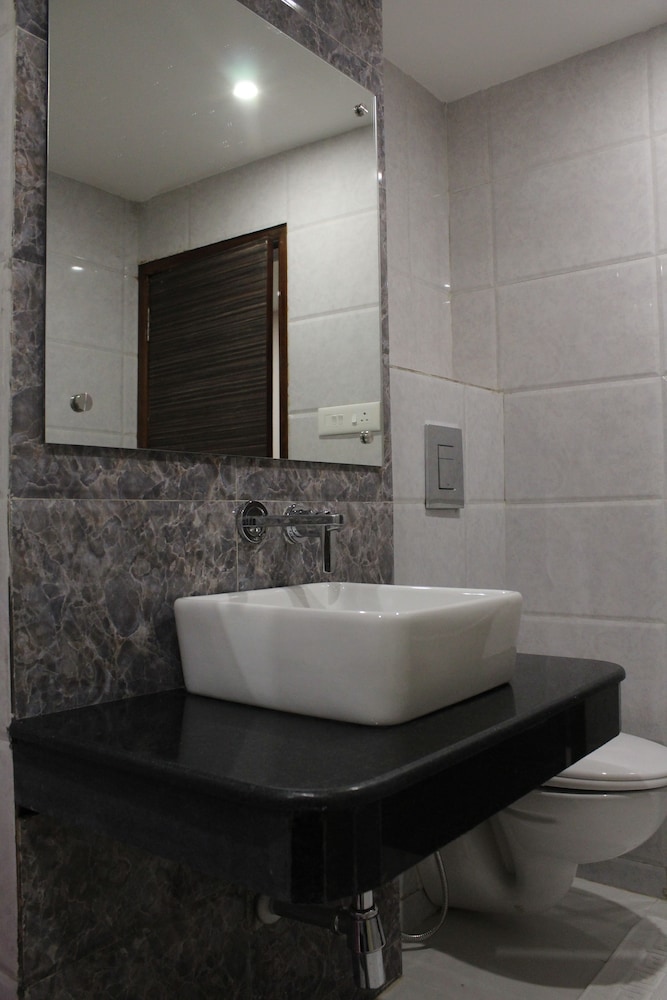 Deluxe Room, 1 King Bed, Accessible, City View photo 3