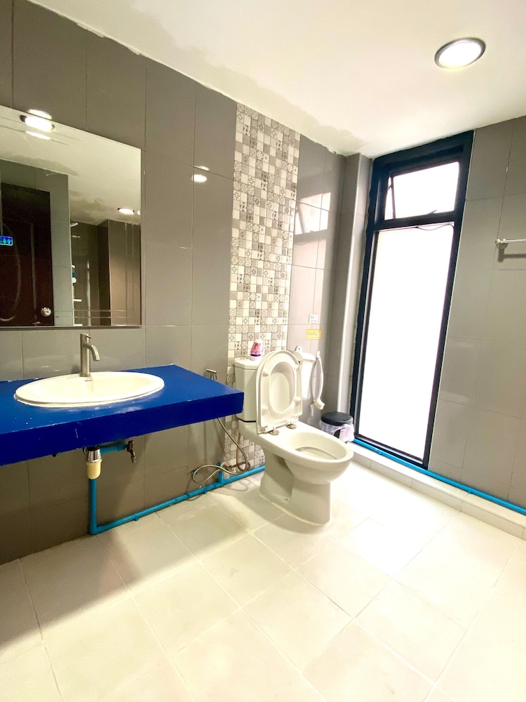 Standard Room, 1 Queen Bed with shared bathroom photo 3