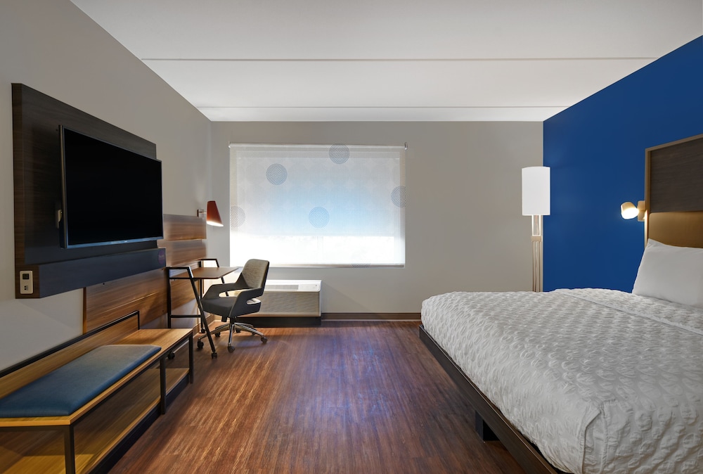 Room, 1 King Bed, Accessible, Bathtub (Mobility & Hearing) - Photo 2