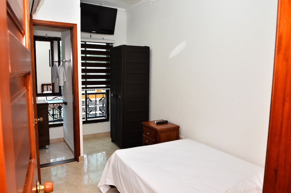 Basic Twin Room, Non Smoking photo 3