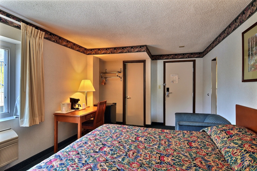 Standard Room, 1 Queen Bed, Non Smoking - Photo 1