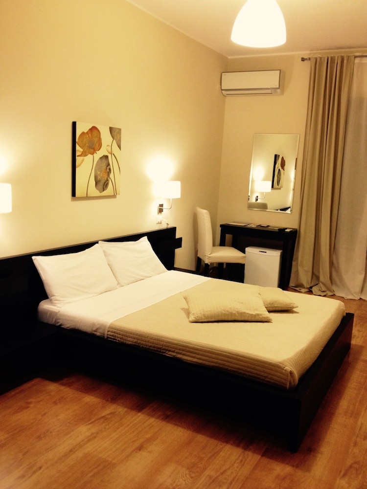 Classic Double Room (private external bathroom)