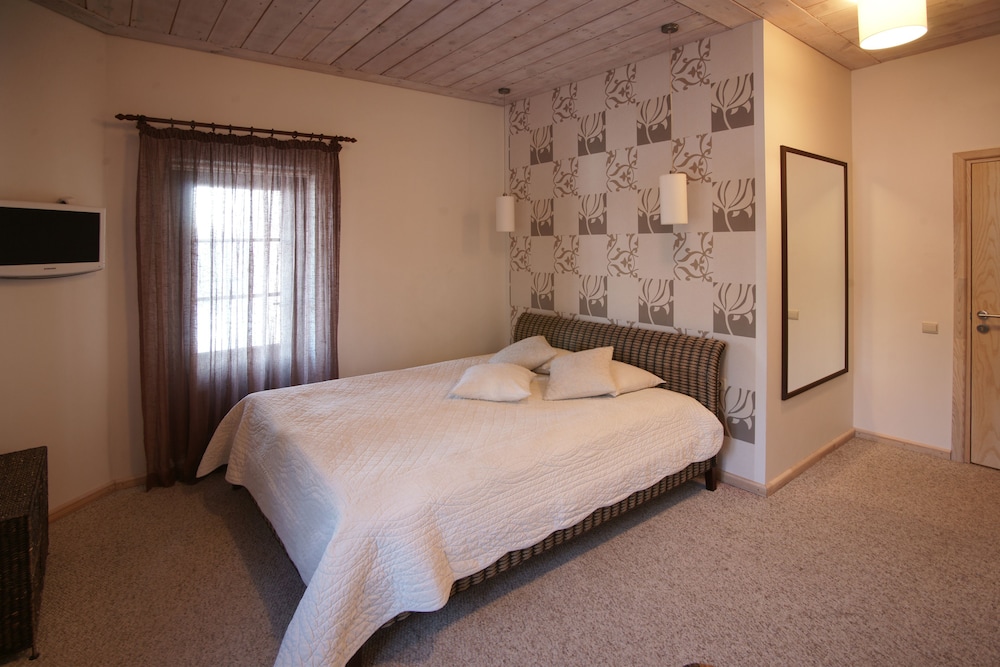 Basic Double Room, 1 Double Bed, Private Bathroom - Photo 2