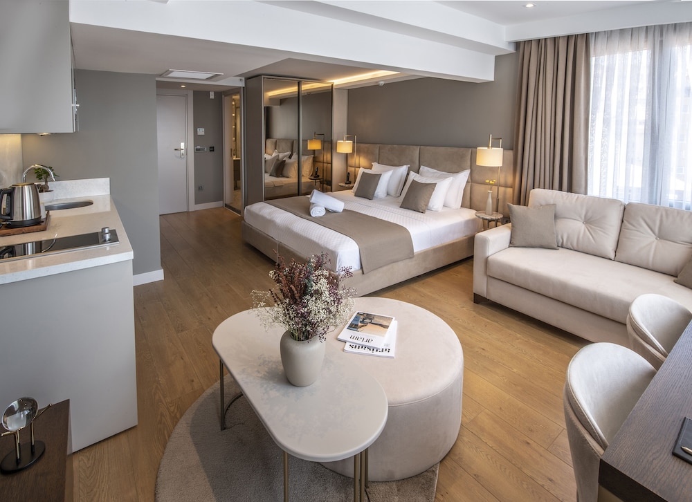 Exclusive Suite, 1 King Bed, Non Smoking, Balcony photo 1