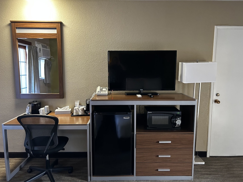 Deluxe Suite, 1 King Bed, Non Smoking, Jetted Tub - Photo 5