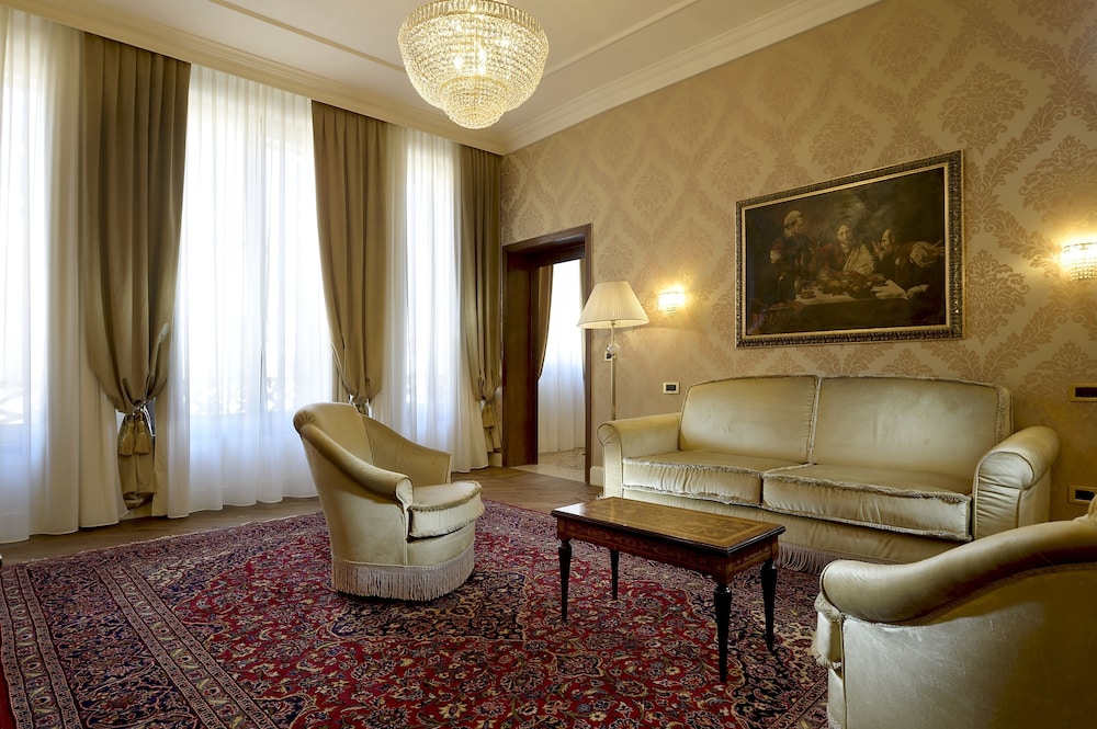 Premier Suite - Photo 5