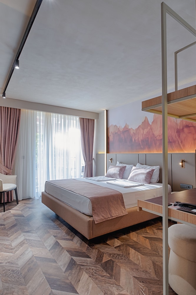Signature Room, 1 Bedroom, Partial Sea View
