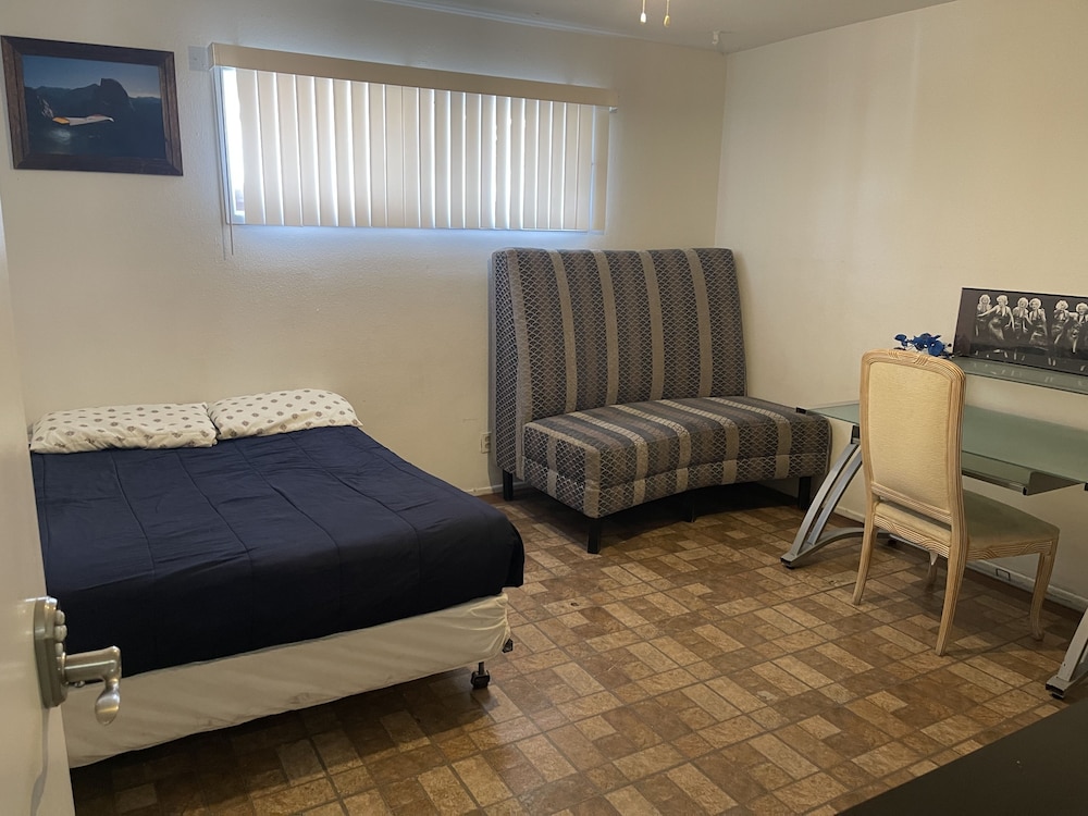 Basic Double Room, 1 Queen Bed, Shared Bathroom, City View photo 1