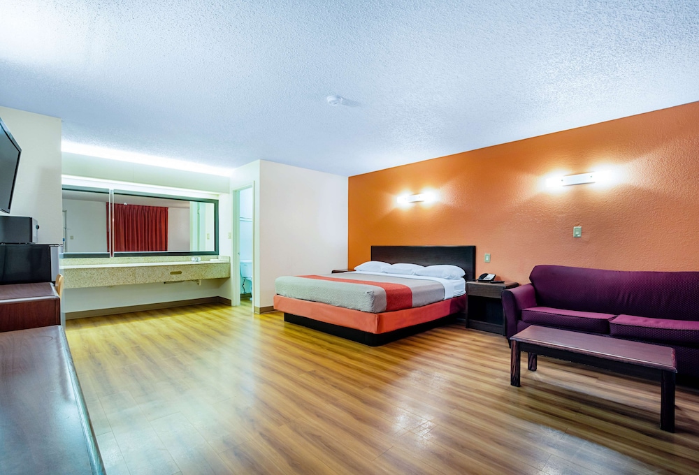 Deluxe Room, 1 King Bed with Sofa bed, Non Smoking, Refrigerator & Microwave - Photo 2
