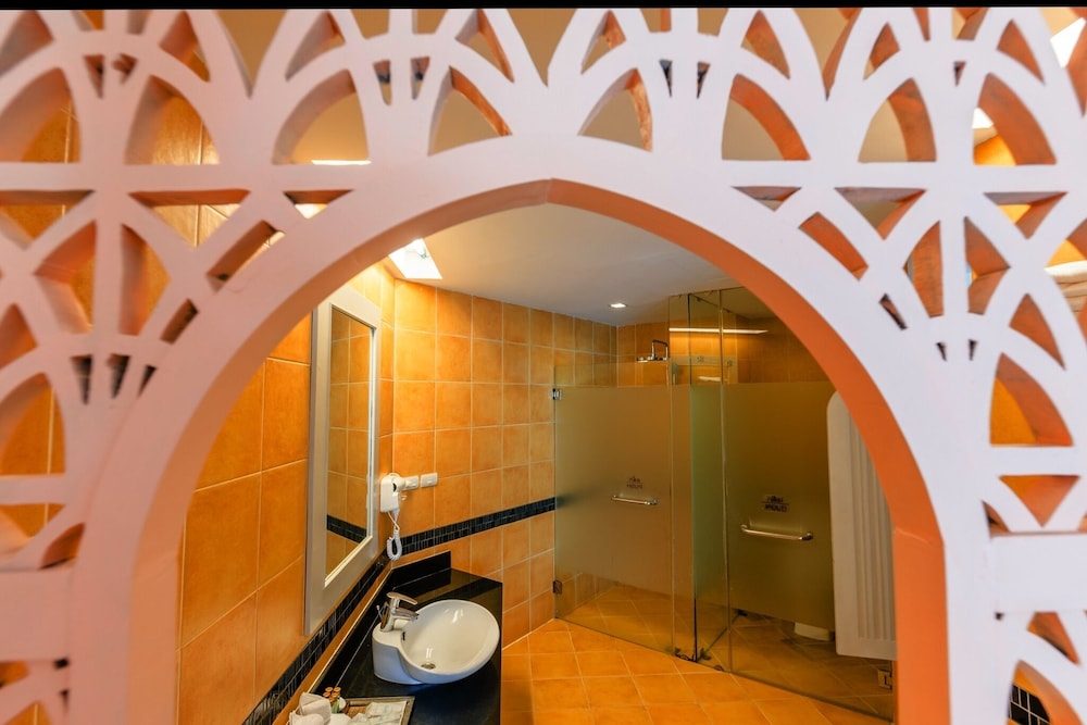Deluxe Room - Photo 15