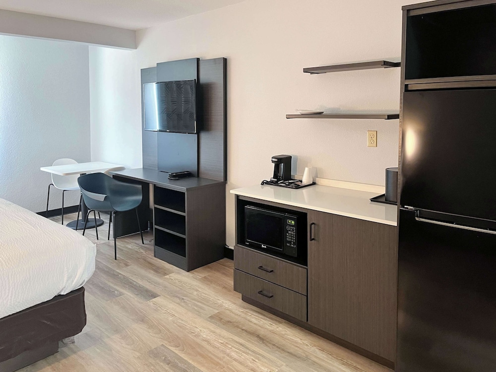 Deluxe Room, 1 King Bed, Non Smoking, Hot Tub - Photo 6