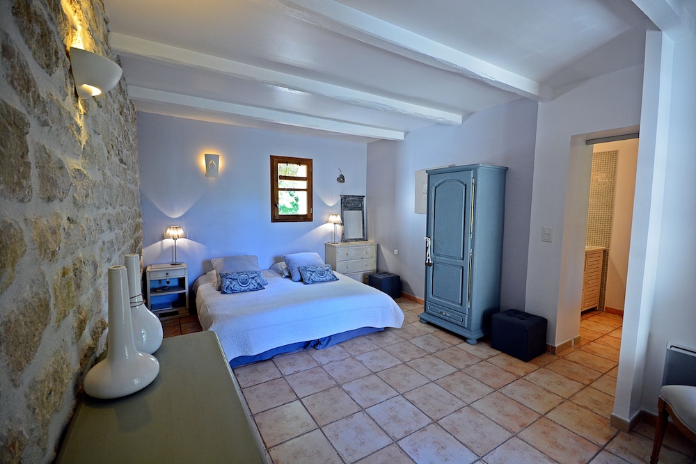Comfort Double or Twin Room, 1 King Bed, Private Bathroom, Garden View (Les Baux) photo 1