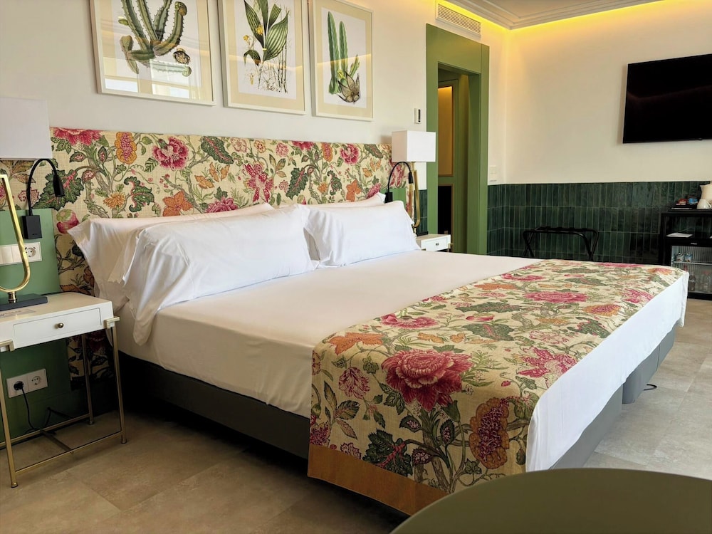 Superior Room, Terrace, City View - Photo 7