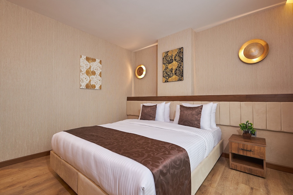 Deluxe Room, Jetted Tub - Photo 4