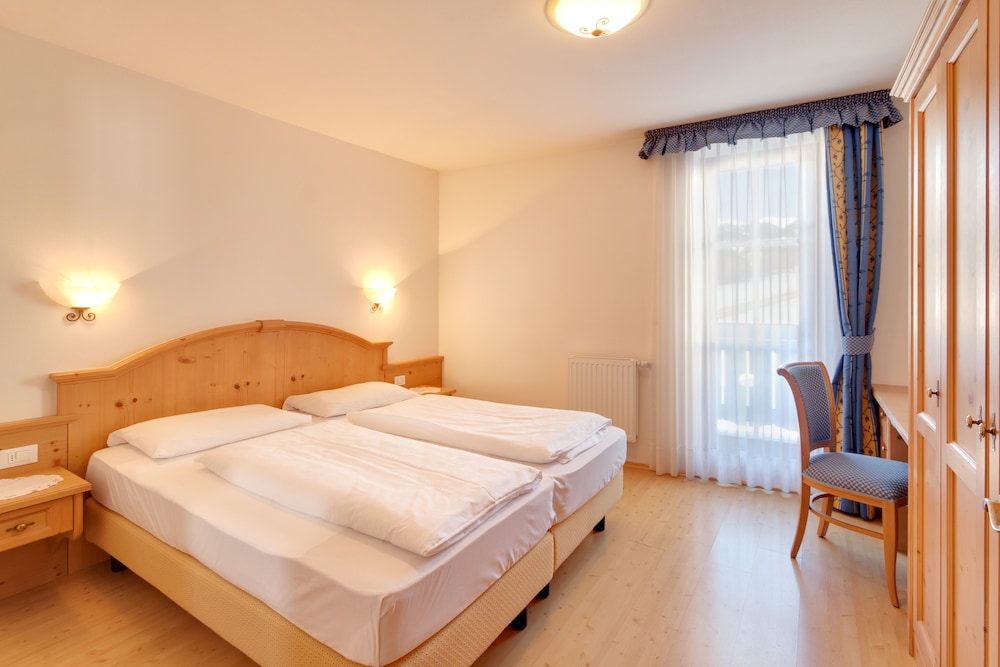 Family Quadruple Room, 2 Double Beds, Balcony photo 3